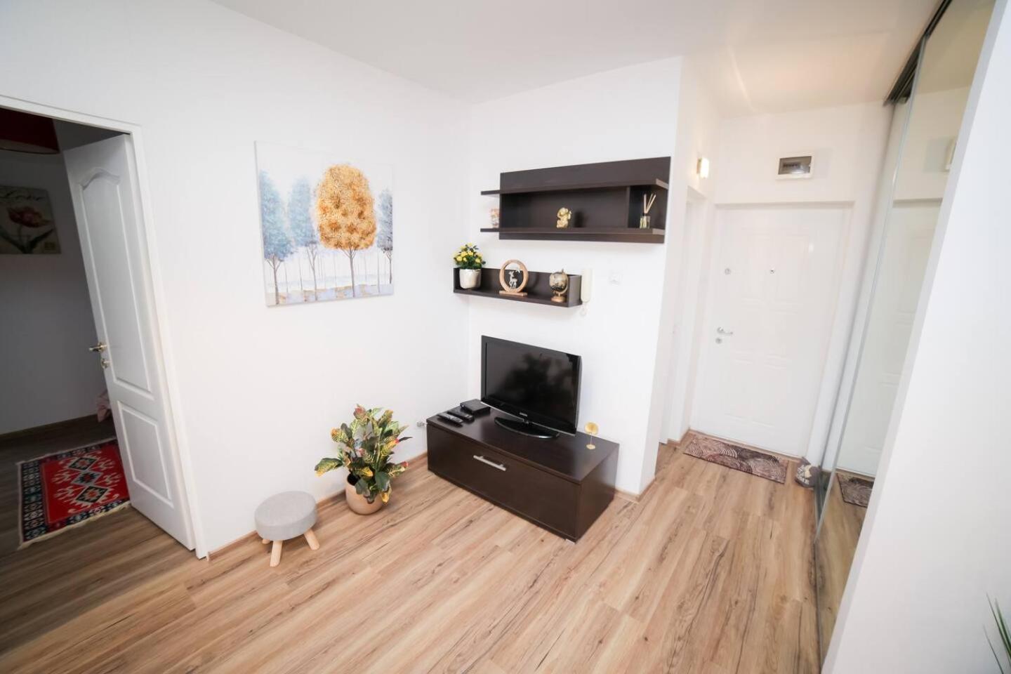 Comfort Hub Near Recovery Clinic Apartment *